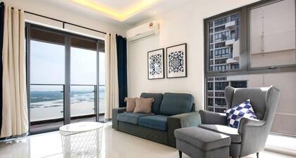 Comfy 3BR Apt in Danga Bay, Free Parking, Sea View