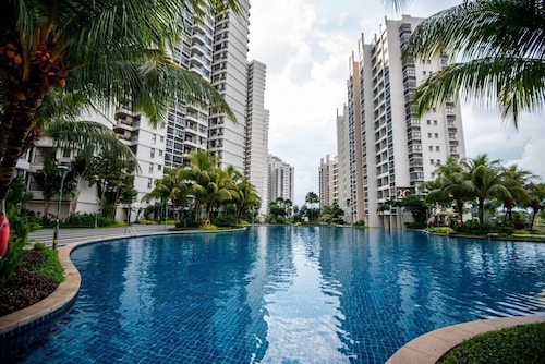 A Stylish 2BR Suite, Water Views, Free Parking