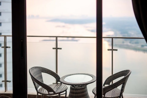 Chic 3BR in Danga Bay With Water Views & Parking