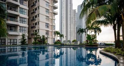 Chic 3BR in Danga Bay With Water Views & Parking