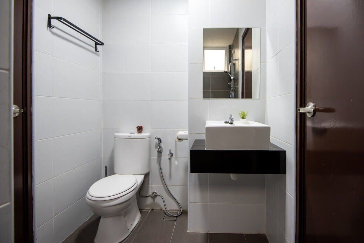 Une salle de bain moderne avec des toilettes, un lavabo et un miroir.