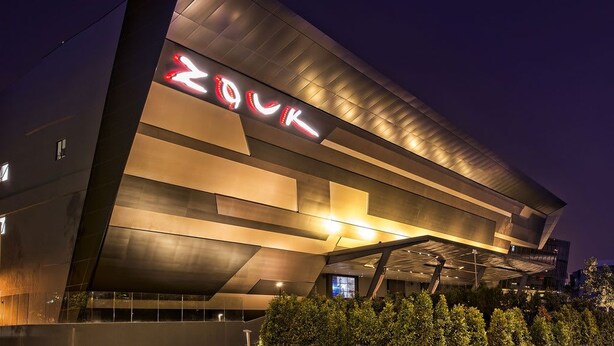 En moderne bygning med et tydeligt 'Zouk' skilt på facaden.