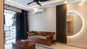 A modern living room with a sofa, a coffee table, and a ceiling fan. - 3BR Lsh33 KL Duke Highway Genting Free parking (Kuala Lumpur)