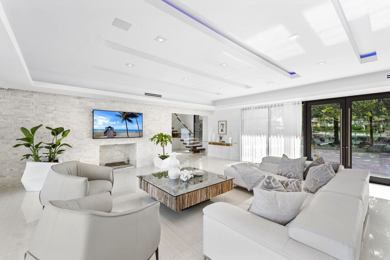 Fernseher, Kamin, Stereoanlage