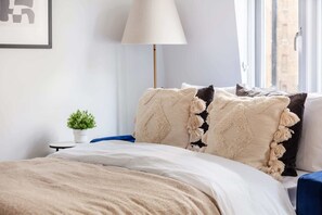 1 室のベッドルーム、デスク、アイロン / アイロン台、旅行用ベビーベッド