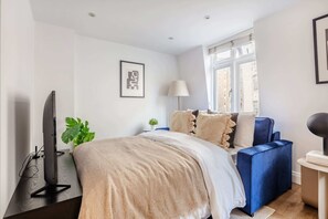 1 quarto, escrivaninha, ferros/tábuas de passar roupa, berço de viagem