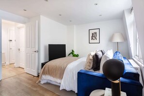 1 chambre, bureau, fer et planche à repasser, lit de bébé portatif