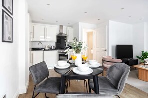 冷蔵庫、電子レンジ、オーブン、コンロ