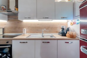 Réfrigérateur, four à micro-ondes, un four, surface de cuisson