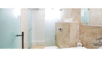 Produtos de toalete grátis, toalhas de banho, sabonete, shampoo