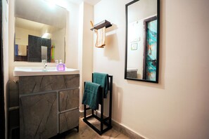 Ducha, bidet, toallas, jabón