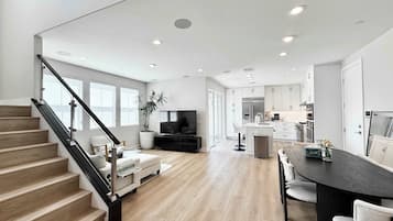 Een televisie en een kantoor