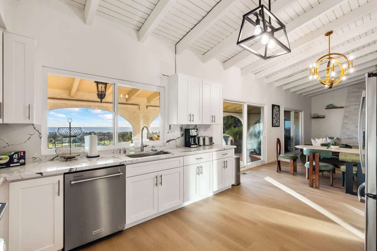 Réfrigérateur, four à micro-ondes, un four, surface de cuisson