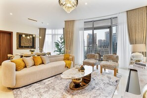 Smart TV, ping pong - Luxurious 3BR in Downtown with Burj Khalifa View (Dubai)