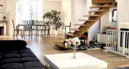 Charming bourgeois house 1 hour from Paris - 12 travellers - garden 3,370 sqm