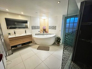 Shower, jetted bath, hair dryer, towels