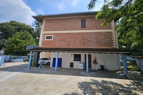Exterior. Blue Robin Homestay.