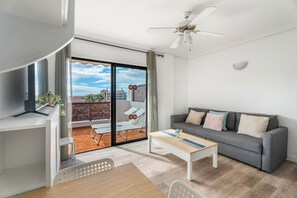 Una televisión, una mesa de tenis de mesa