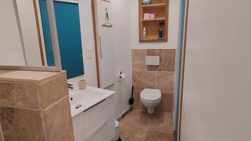 Een douche, een haardroger, zeep, shampoo