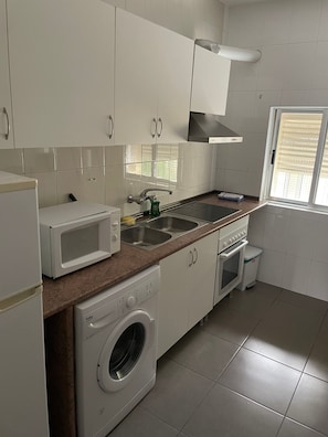 Microondas, horno, placa de cocina