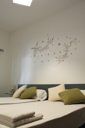 3 habitaciones, tabla de planchar con plancha, wifi y ropa de cama