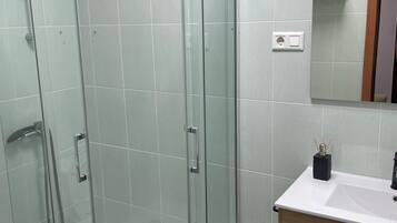 Secadora de cabello, toallas, jabón, papel de baño