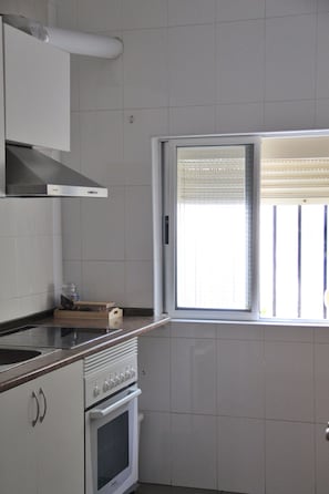 Microondas, horno, placa de cocina
