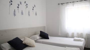 3 habitaciones, tabla de planchar con plancha, wifi y ropa de cama