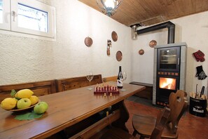 Dining - Wonderful  villa for 6 guests with WIFI, TV, terrace and pets allowed (Nevegal)