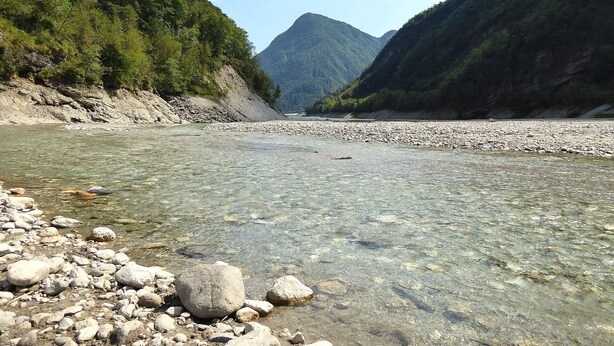 A clear river with rocky banks and lush green hills in the background. - Beautiful  villa for 6 guests with WIFI, TV, terrace and pets allowed (Nevegal)