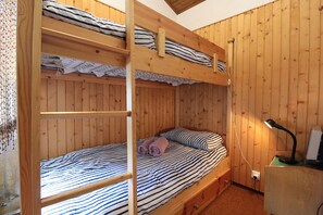 2 bedrooms, iron/ironing board, travel cot, free WiFi