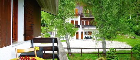 屋外ダイニングエリア