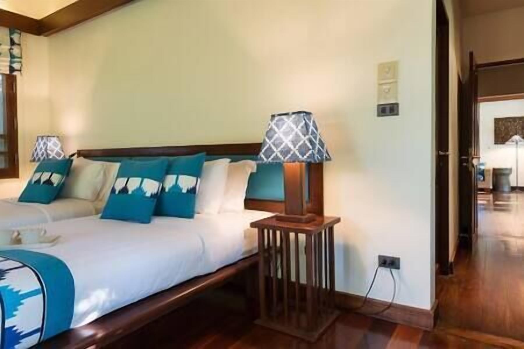 6 makuuhuonetta, tallelokero huoneessa, työpöytä, silitysrauta/-lauta