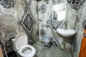 Habitación Deluxe doble | Baño | Ducha, cabezal de ducha tipo lluvia, toallas y jabón