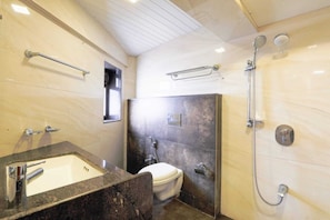 Toallas, jabón, papel de baño