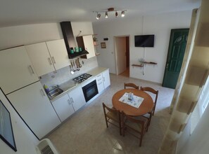 Apartment (Two Bedroom Apartment with Sea View a) | Dining room