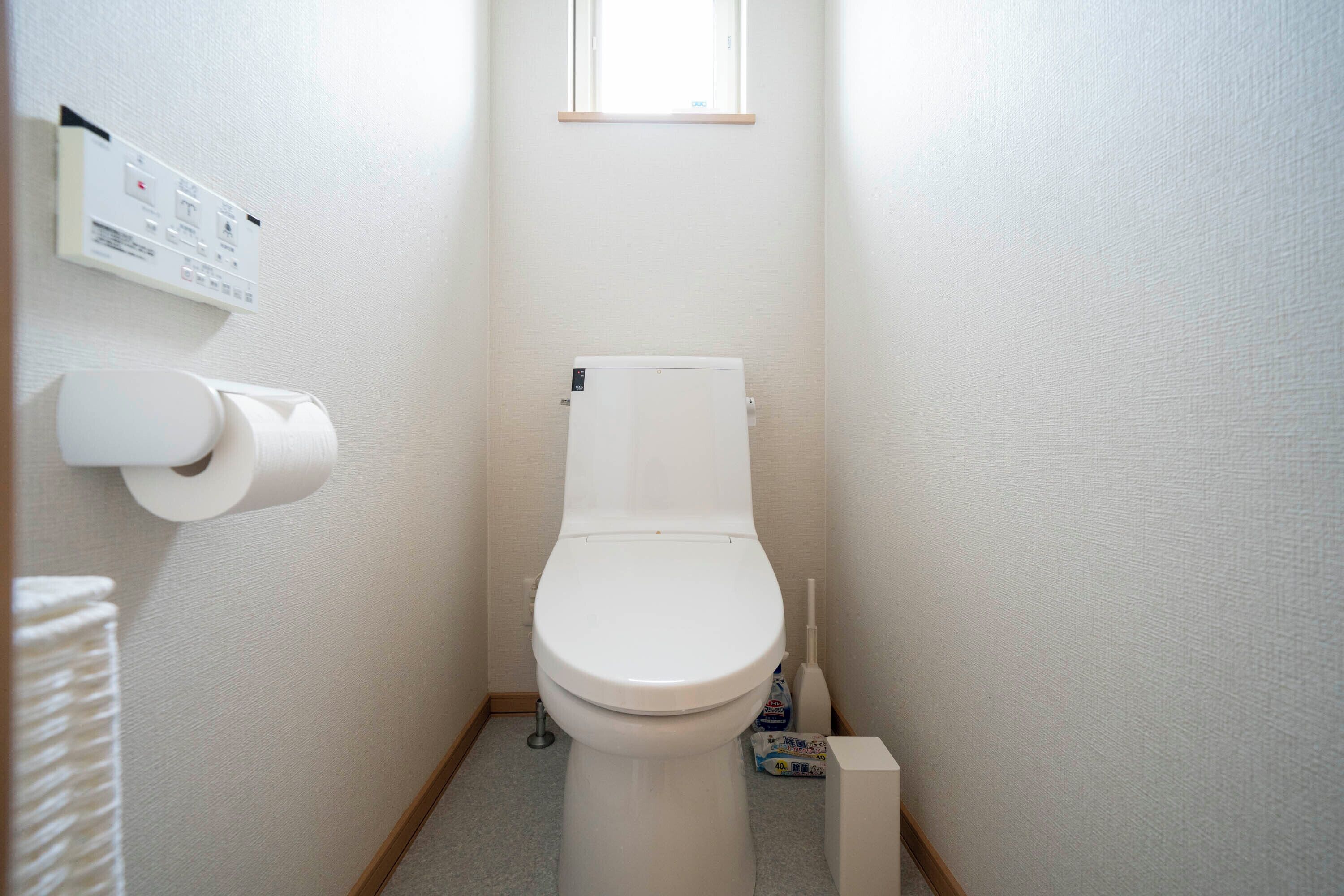 Een bad/douchecombinatie, gratis toiletartikelen, een haardroger