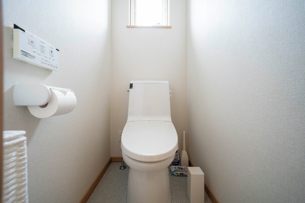 Een bad/douchecombinatie, gratis toiletartikelen, een haardroger