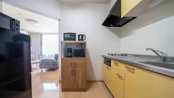 Refrigerador, microondas, placa de cocina