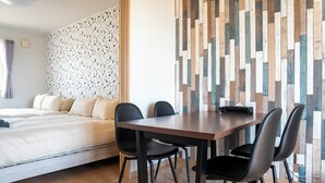 Una habitación de hotel con cama, escritorio y dos sillas.