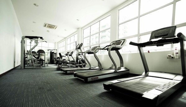 A gym with treadmills, elliptical machines, and weight equipment. - Bay Resort By Evernent (Miri)