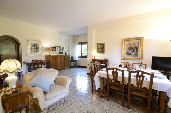 Villa, patio, vue jardin | Salle à manger