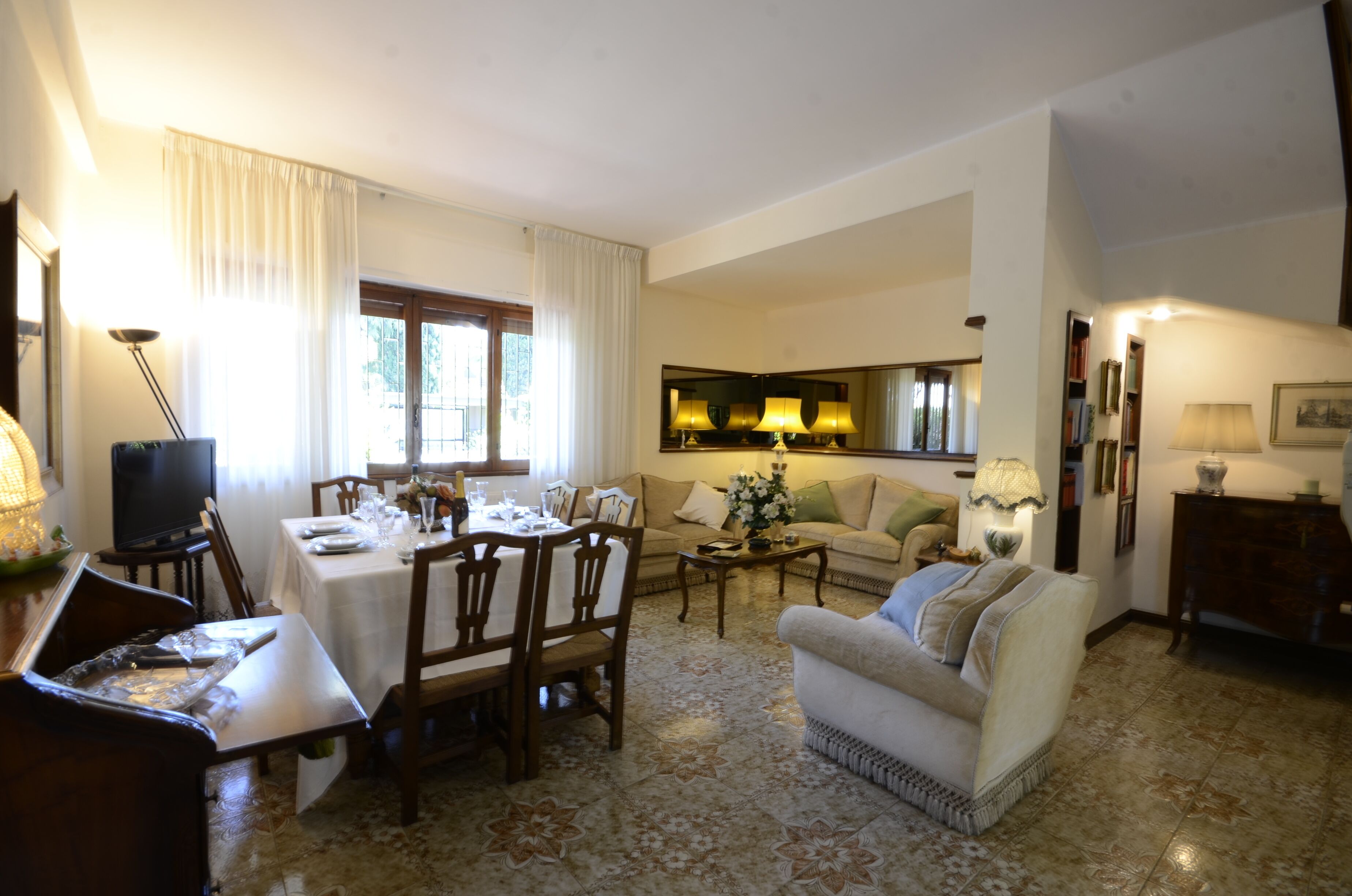 Vila, patio, pemandangan kebun | Area keluarga | Televisi layar datar 32-inci dengan saluran TV digital