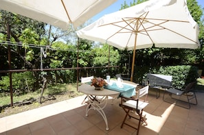 Villa, patio, vista al jardín | Terraza o patio
