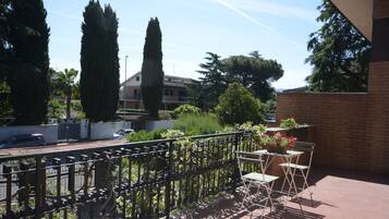 Vila, patio, pemandangan kebun | Balkon