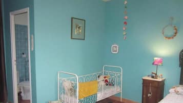 1 bedroom, desk, WiFi, bed sheets