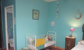 1 bedroom, desk, WiFi, bed sheets - Guest Room 'La Grange Aux Livres' with Shared Garden and Wi-Fi (Mouzieys-Panens)