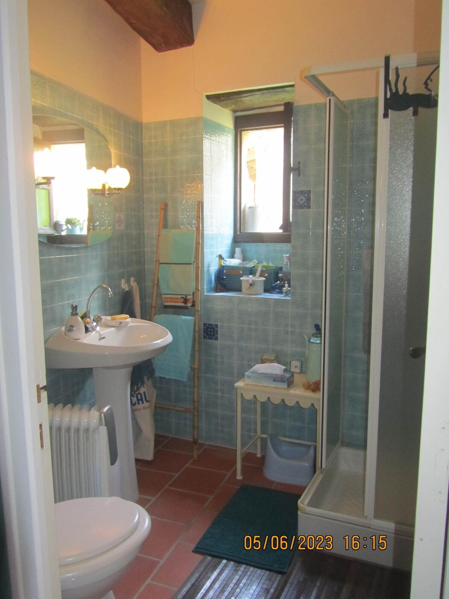 Regadera, amenidades de baño gratuitas, secadora de cabello, toallas 