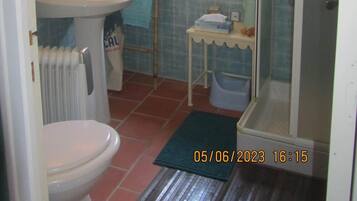 Regadera, amenidades de baño gratuitas, secadora de cabello, toallas