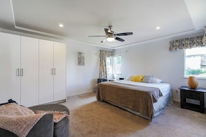 4 bedrooms, iron/ironing board, WiFi, bed sheets